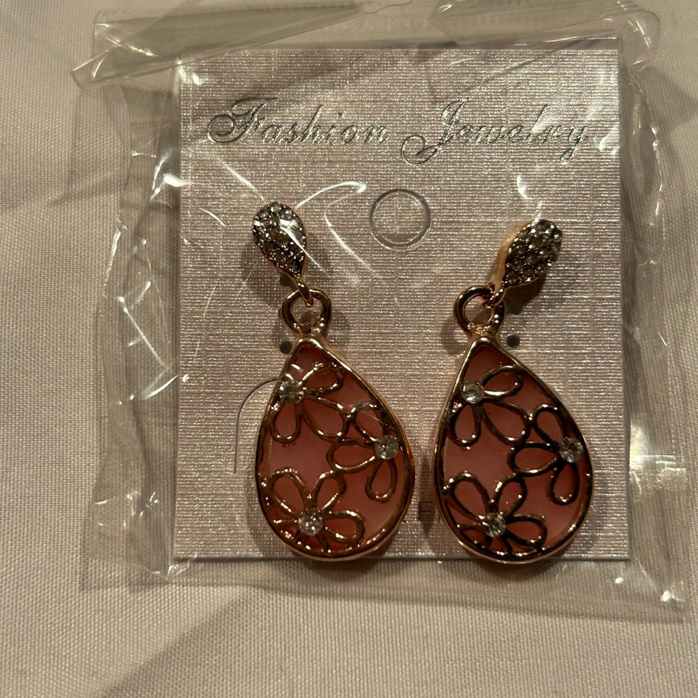 🦋BOGO 50% off🦋 NWT Chic Pink and Gold Floral Drop Earrings